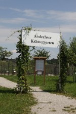 Eingang Andechser Kräutergarten